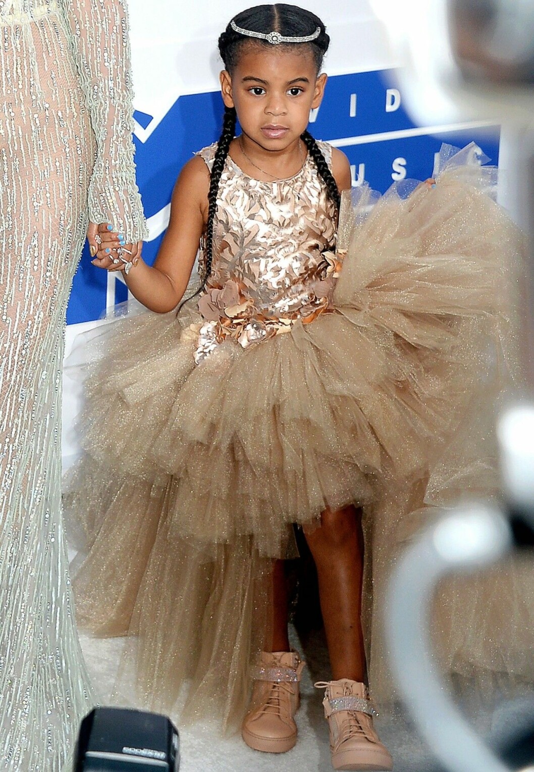Blue Ivy har idag hunnit bli åtta år. Blue Ivy i guldig klänning med tyll och en krona på huvudet