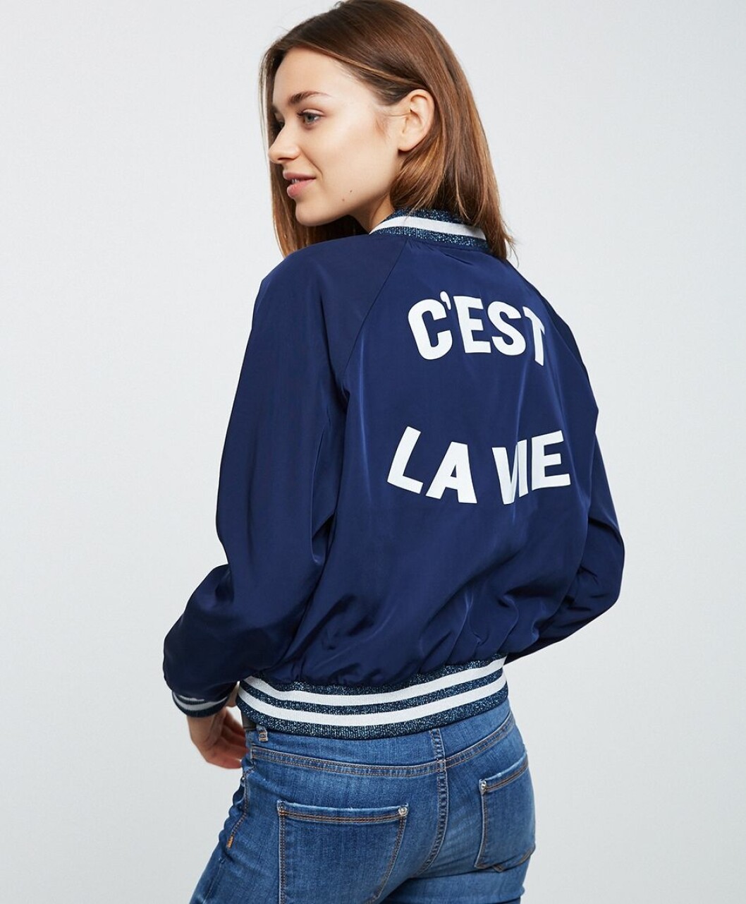 bomberjacka-gina-tricot-text-ryggen