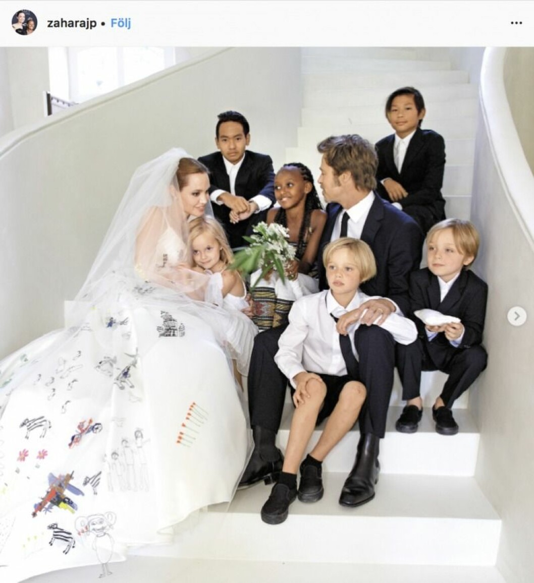 När Brad Pitt och Angelina Jolie gifte sig 2014 bar hon en klänning med barnens teckningar på. Brad Pitt och Angelina Jolie sitter i en vit trapp med alla sina barn och Angelina Jolie har en brudklänning på sig