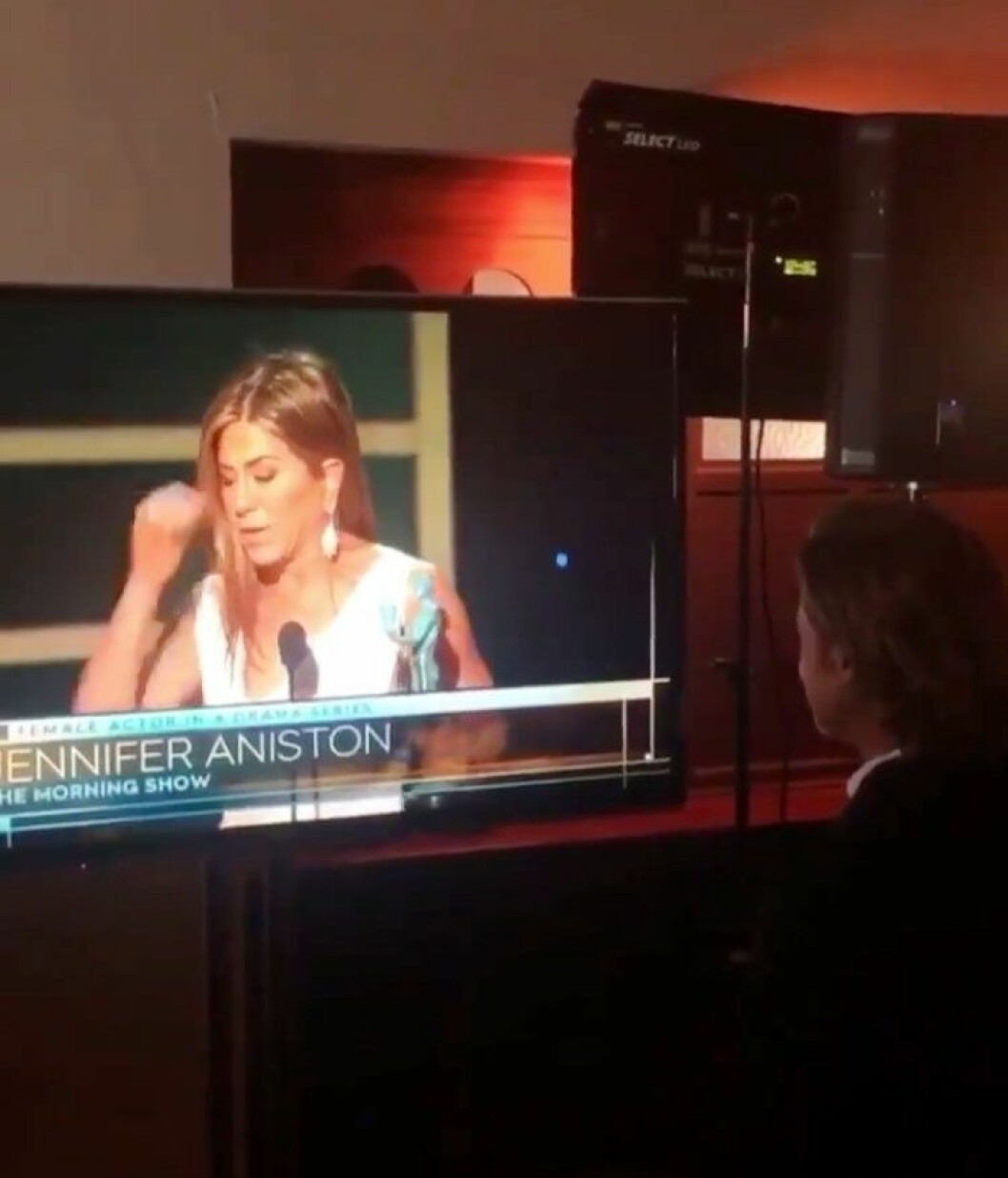 Brad Pitt tittar på tv när Jennifer Aniston vinner pris