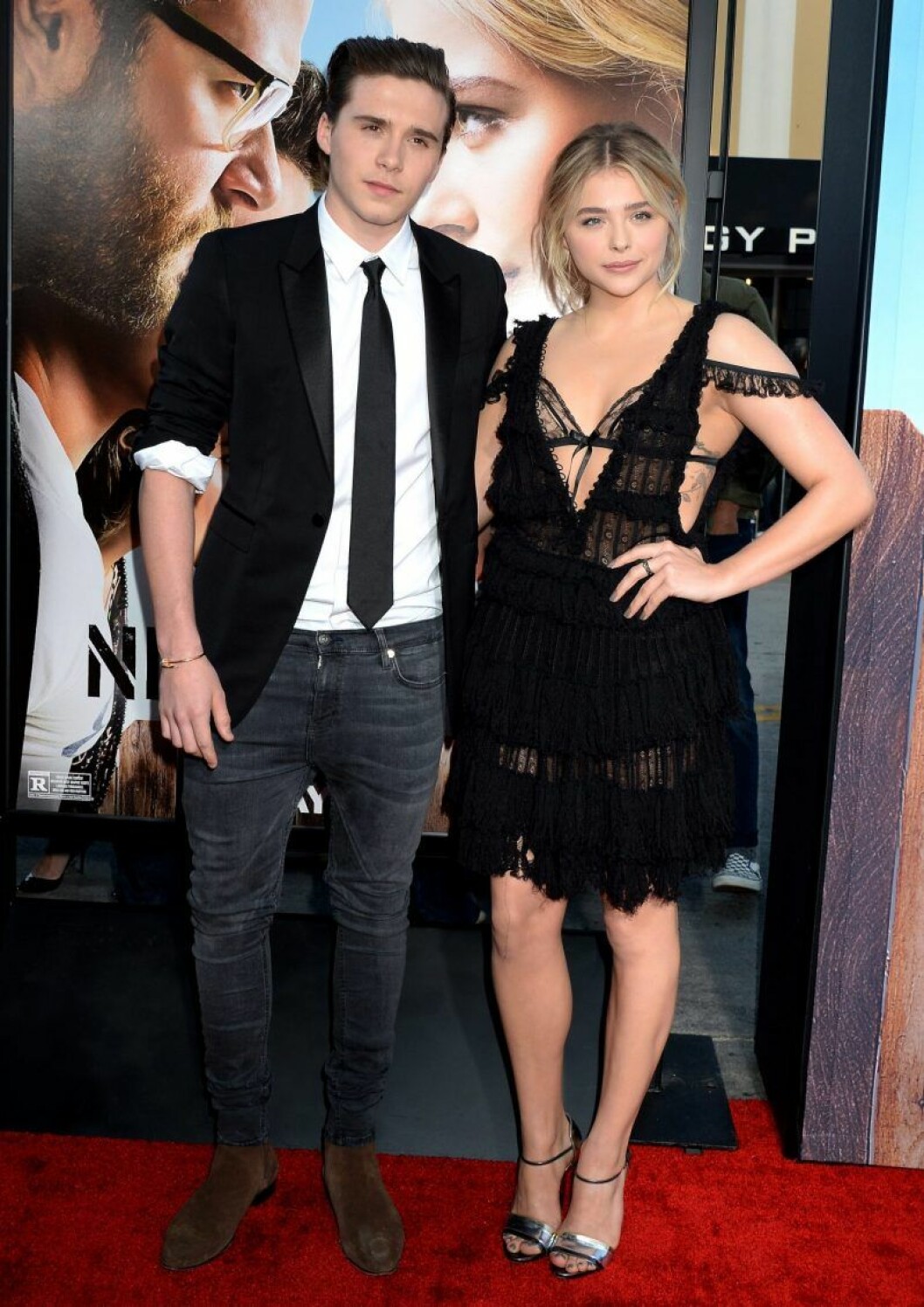 Brooklyn Beckham och Chloe Grace Moretz står på röda mattan