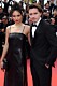 Brooklyn Beckham i svart kostym och Hana Cross i svart klänning på röda mattan
