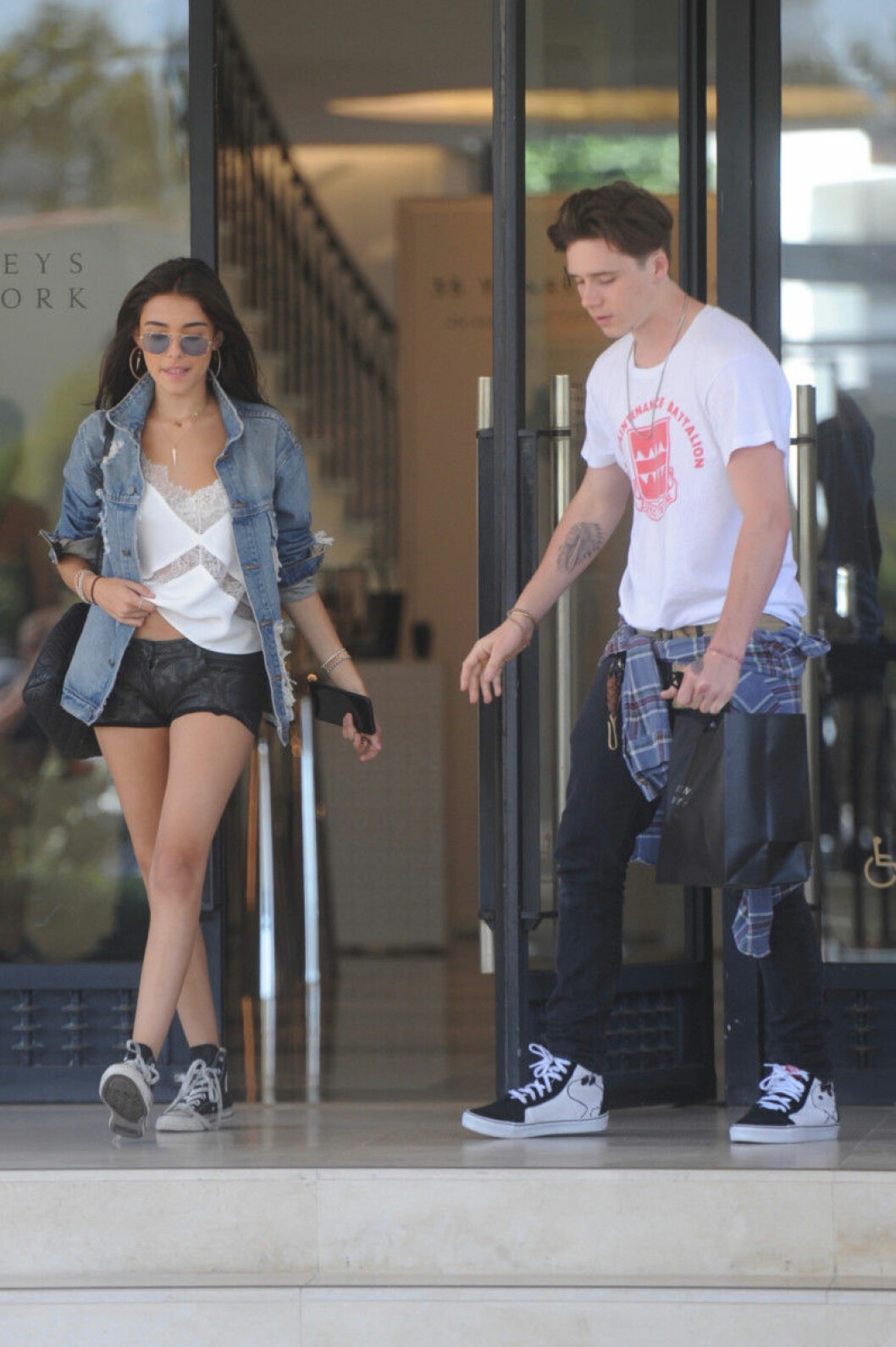 Madison Beer och Brooklyn Beckham sågs ute tillsammans i Los Angeles. Brooklyn-Beckham-Madison-Beer-shopping