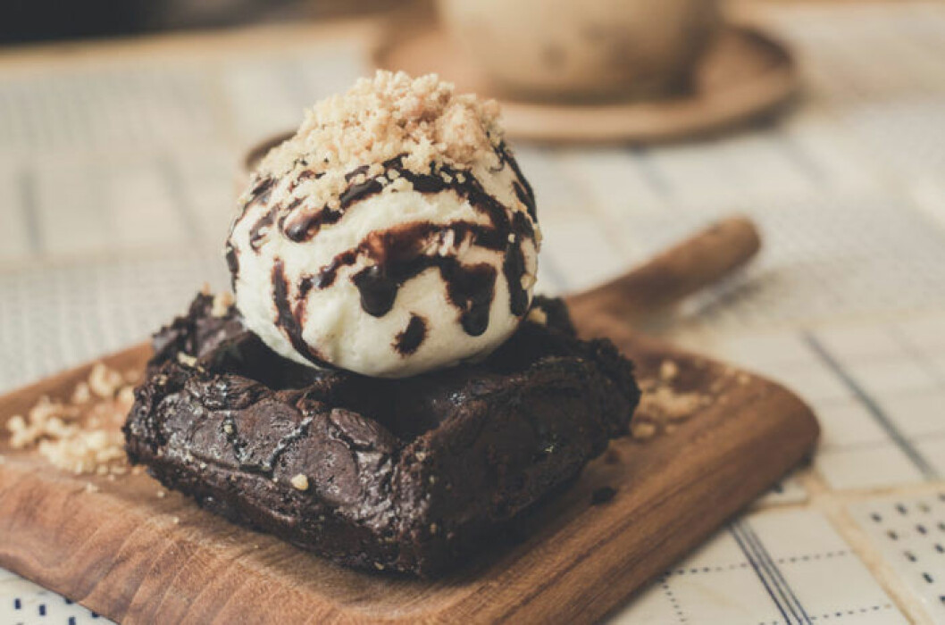 Skorpionen är varm och kall, vilket avspeglar sig i desserten varm brownie och glass. Skorpionen är varm och kall, vilket avspeglar sig i desserten varm brownie och glass.