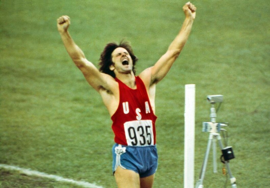 Bruce Jenner vinner OS-guld i tiokamp! Bruce Jenner sträcker upp armarna i luften och skriker av glädje när han vinner OS-guld