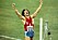 Bruce Jenner sträcker upp armarna i luften och skriker av glädje när han vinner OS-guld