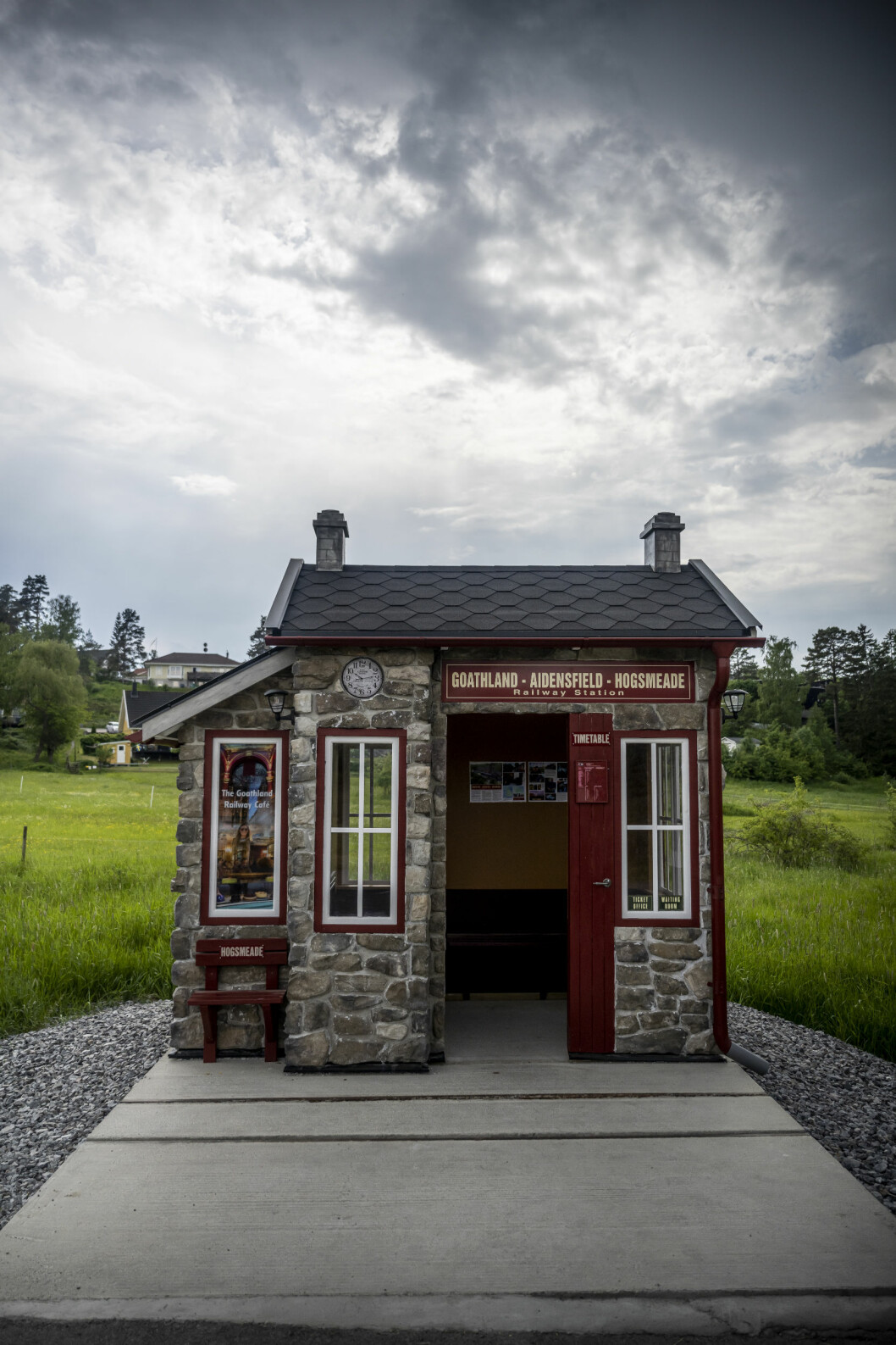 Mitt i ett villasamhälle står den lekfulla busskuren. busskur på ekerö