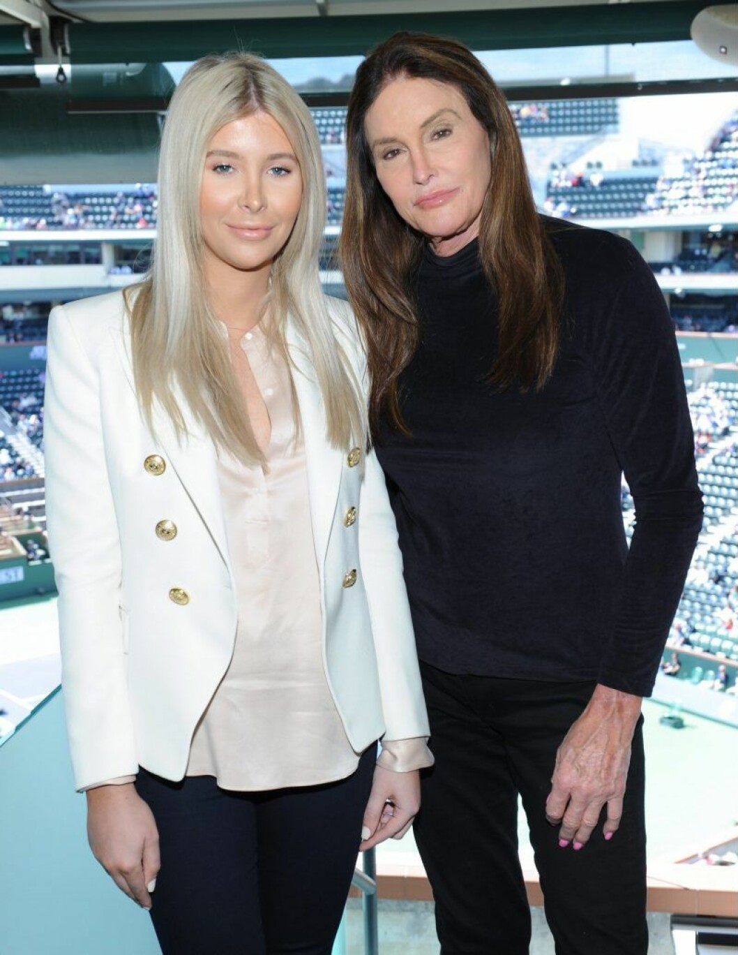 Caitlyn Jenner med sin manager tillika bästa vän Sophia Hutchins. Caitlyn Jenner och Sophia Hutchins står bredvid varandra och tittar in i kameran.