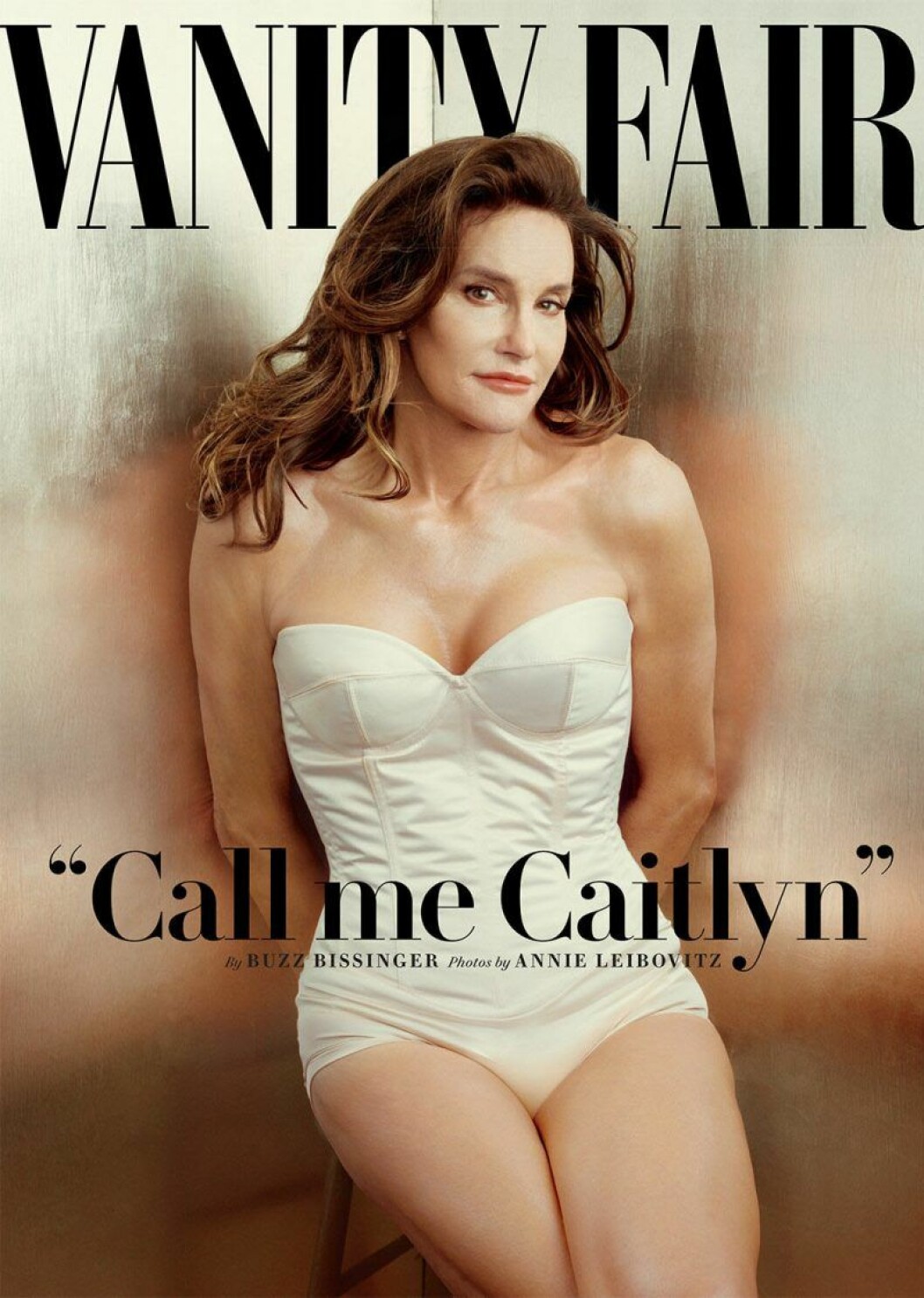 Caitlyn Jenner på omslaget av Vanity Fair. Här visar hon för första gången upp sitt riktiga jag. Caitlyn Jenner stå i en vit body med händerna bakom ryggen