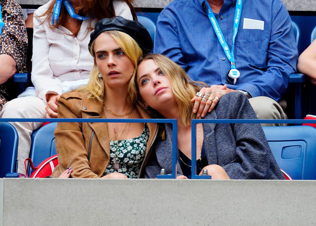 Ashley och Cara har gjort slut. Ashley och Cara har gjort slut.