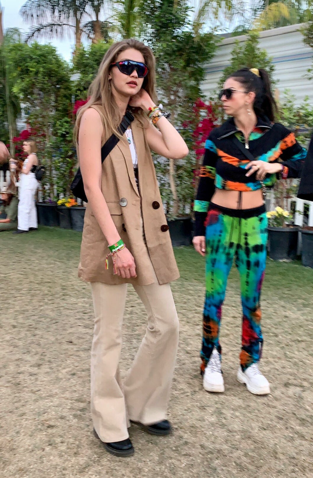 Under den andra dagen bar Gigi Hadid beige väst och matchande utsvängda byxor. Foto: TT Gigi Hadid i beige väst på Coachella.