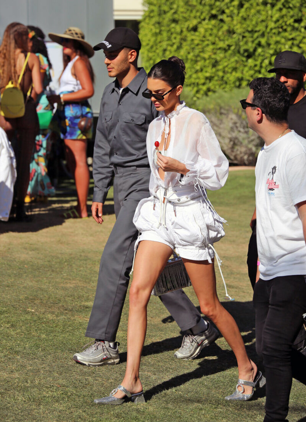 Kendall Jenner rockade vita puffiga shorts, lös blus och silversandaler på Coachella. Foto: TT Kendall Jenner på Coachella.