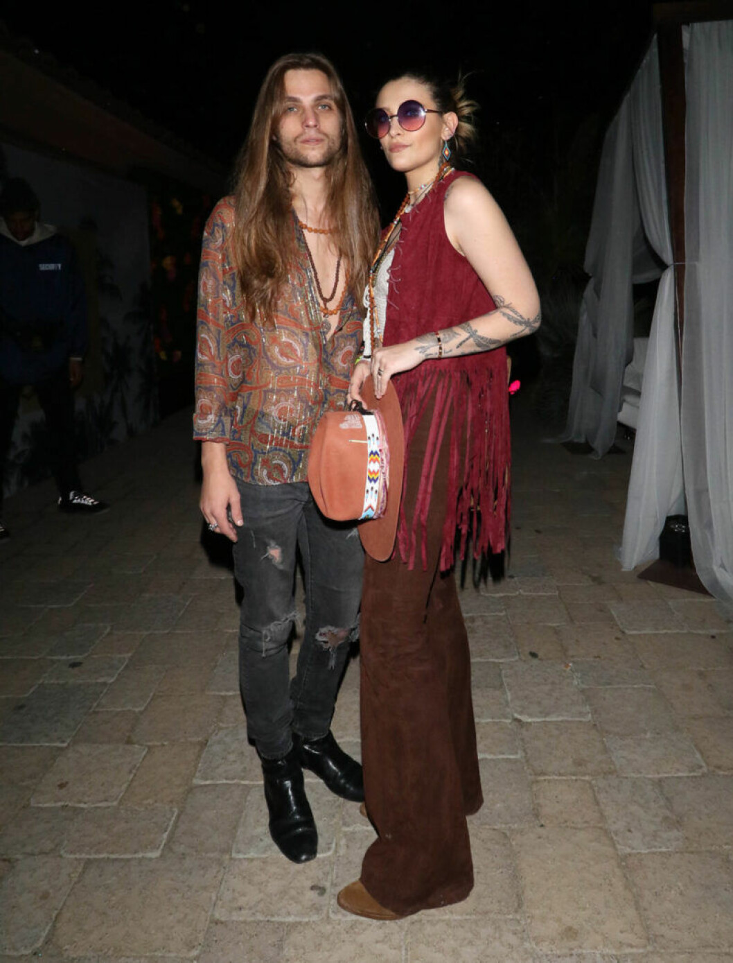 Michael Jacksons dotter, Paris Jackson, i sedvanlig bohemisk stil tillsammans med pojkvännen. Foto: RHTY/starmaxinc.com/REX Paris Jackson, streetstyle på Coachella 2019.