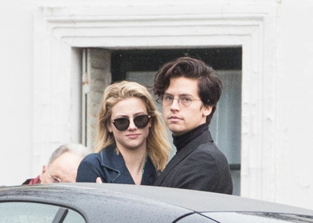 Skådisen Cole Sprouse ser verkligen kulturell ut i polo och runda glasögon.