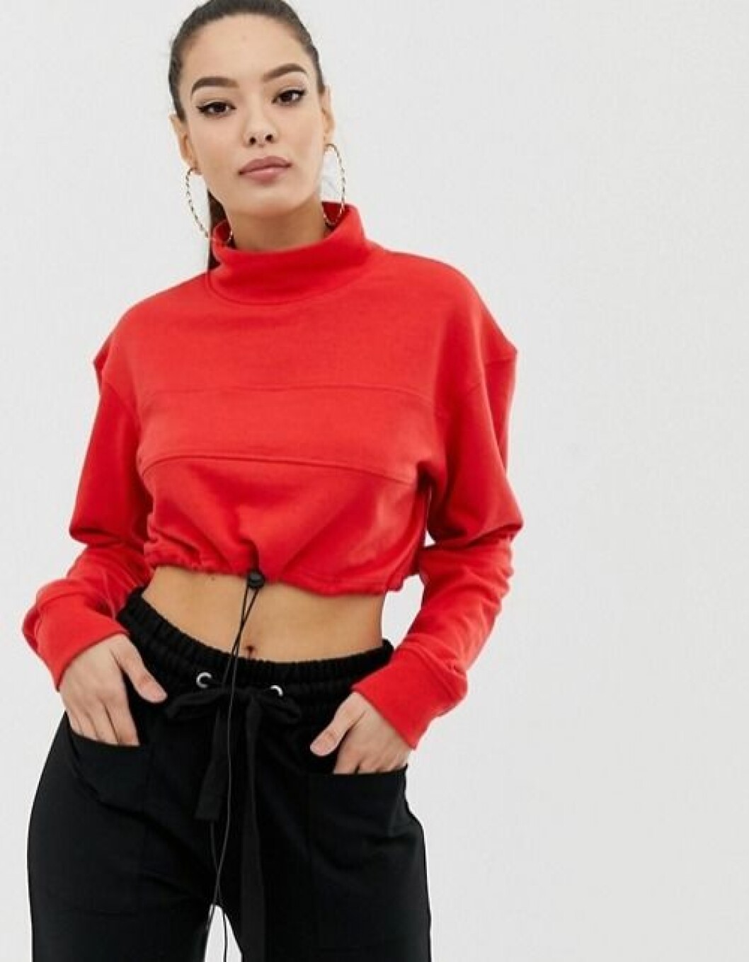 Röd sweatshirt i croppad modell