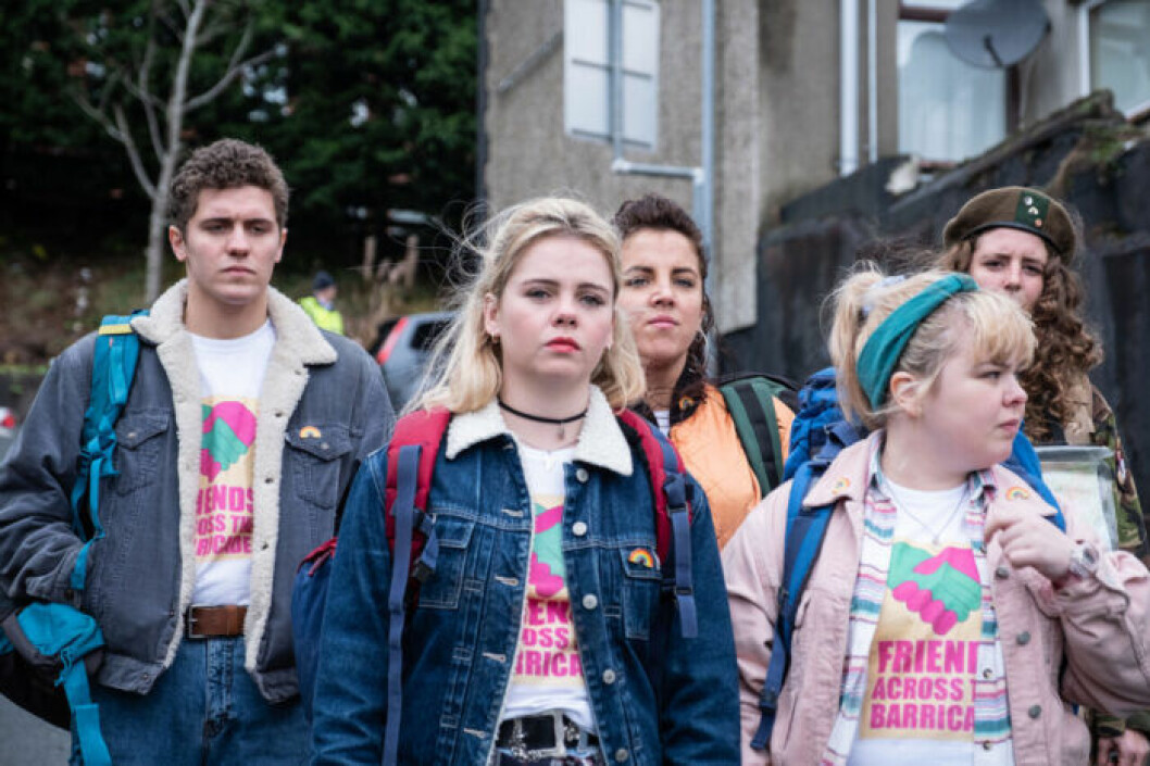 Fortsatta problem i skolan för tjejerna i serien Derry Girls.