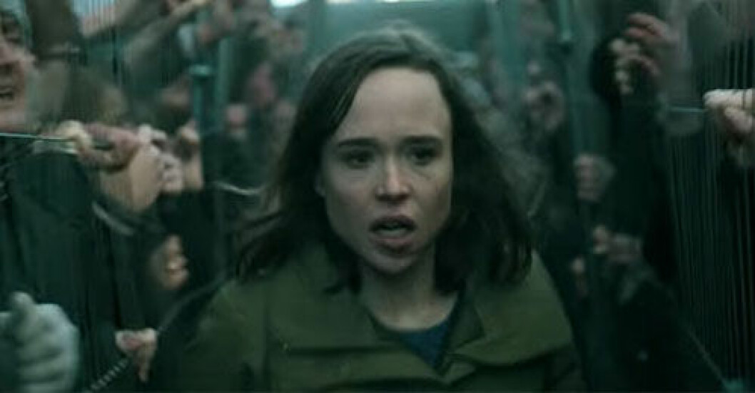 Abbie i zombiefilmen The Cured springer förbi infekterade människor som hålls fångna bakom galler.
