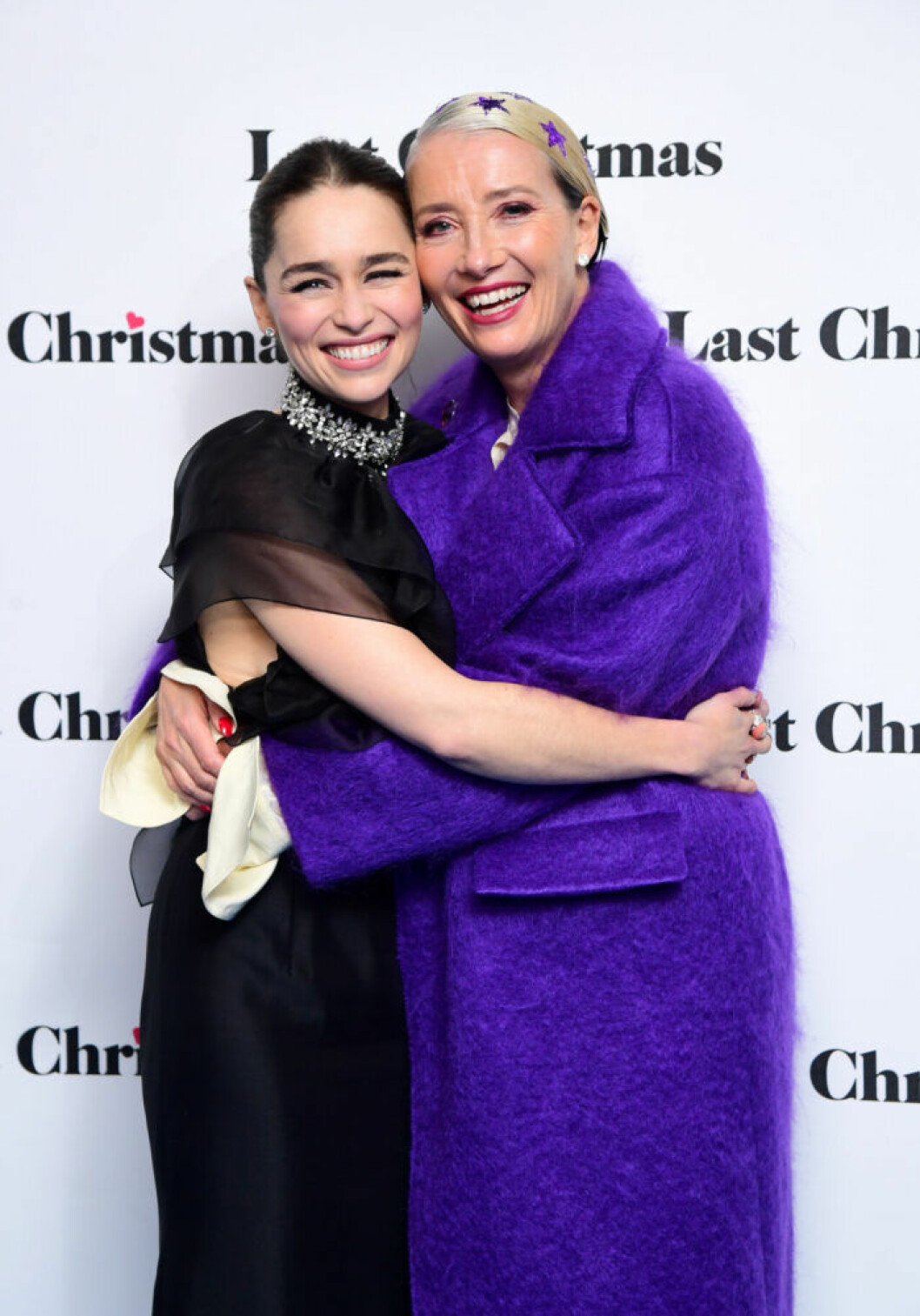 Emilia Clarke och Emma Thompson under filmpremiären i London den 11 november. Foto: TT