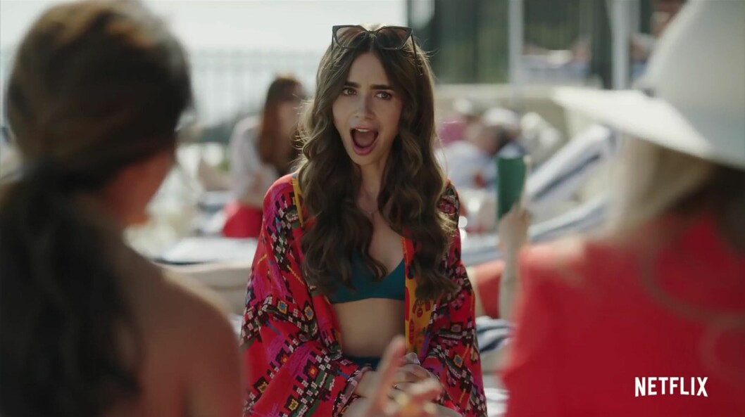 Lily Collins in action i <span class=" italic" data-lab-italic_desktop="italic">Emily in Paris</span> på Netflix. scen ur emily in paris