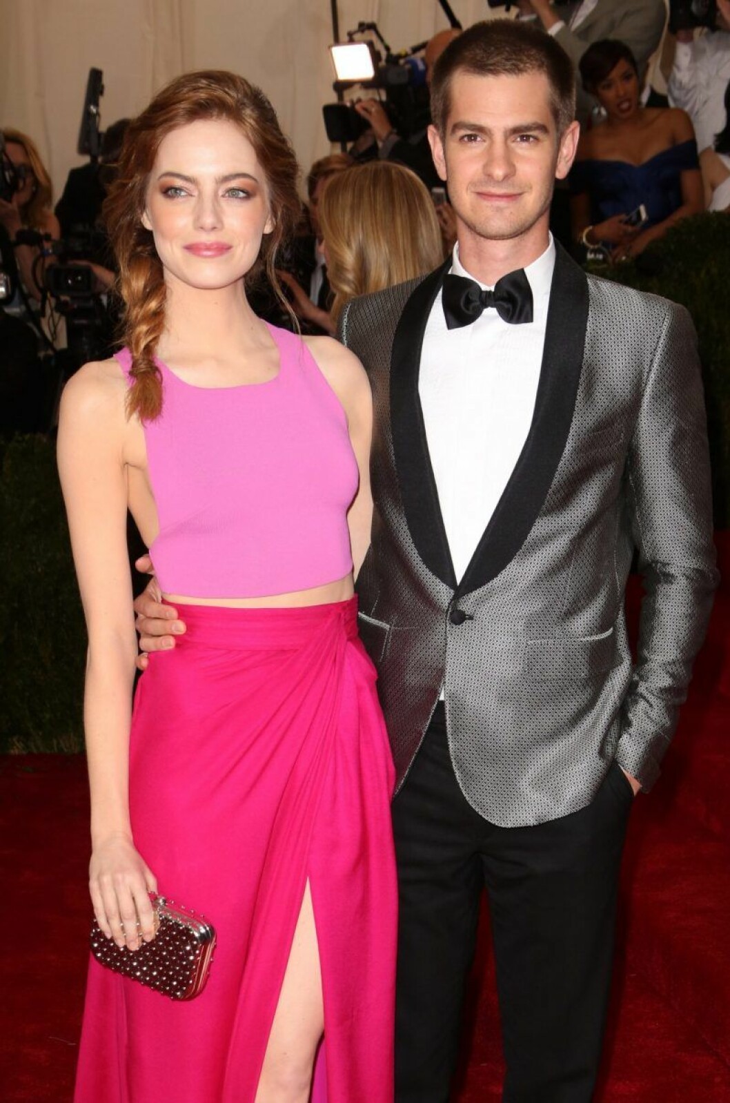 Andrew Garfield håller om Emma Stone på röda mattan