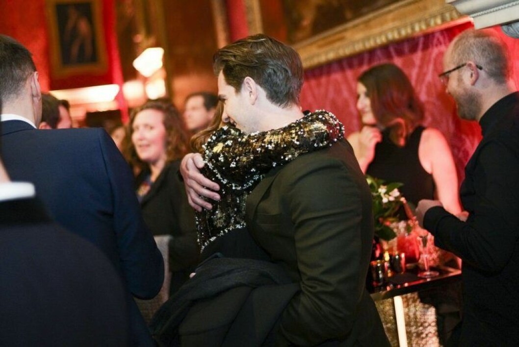 Emma gav Andrew en stor kram på efterfesten. Emma Stone och Andrew Garfield kramas