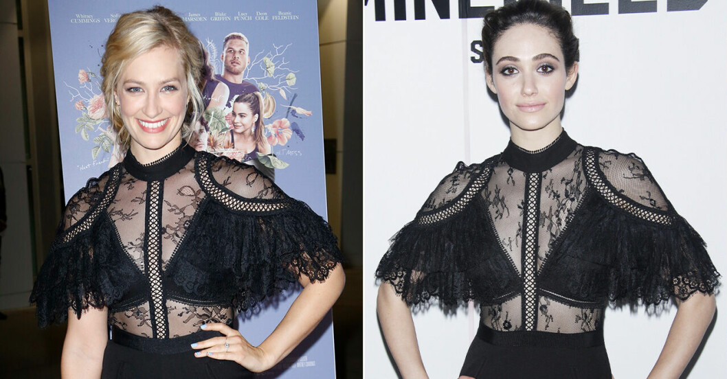 Beth Behrs och Emmy Rossum i likadana svarta klänningar med spets.