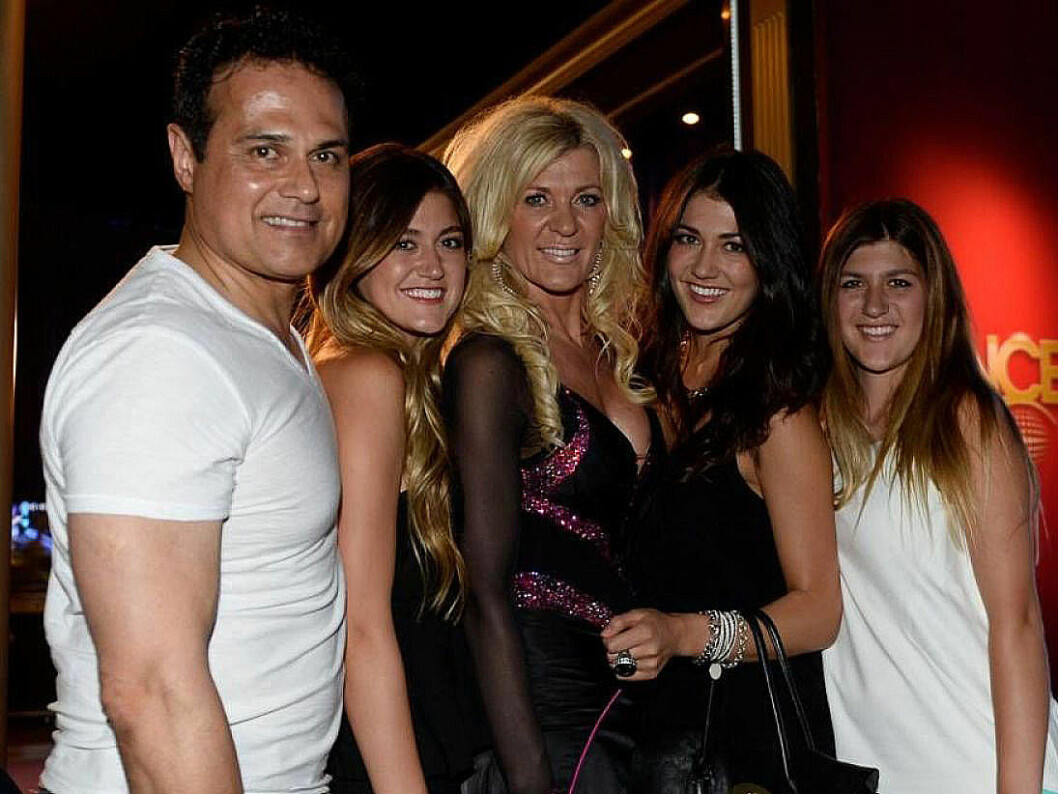 Delar av familjen Montazami: Kamran, Hanna, Maria, Sara och Emma. Kamran, Hanna, Maria, Sara och Emma Montazami