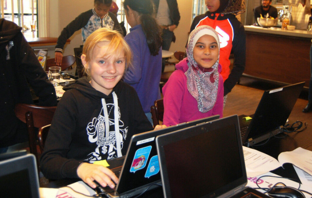 Fausta Raibuzite och Yousra Baraghen älskar programmering. fausta 222