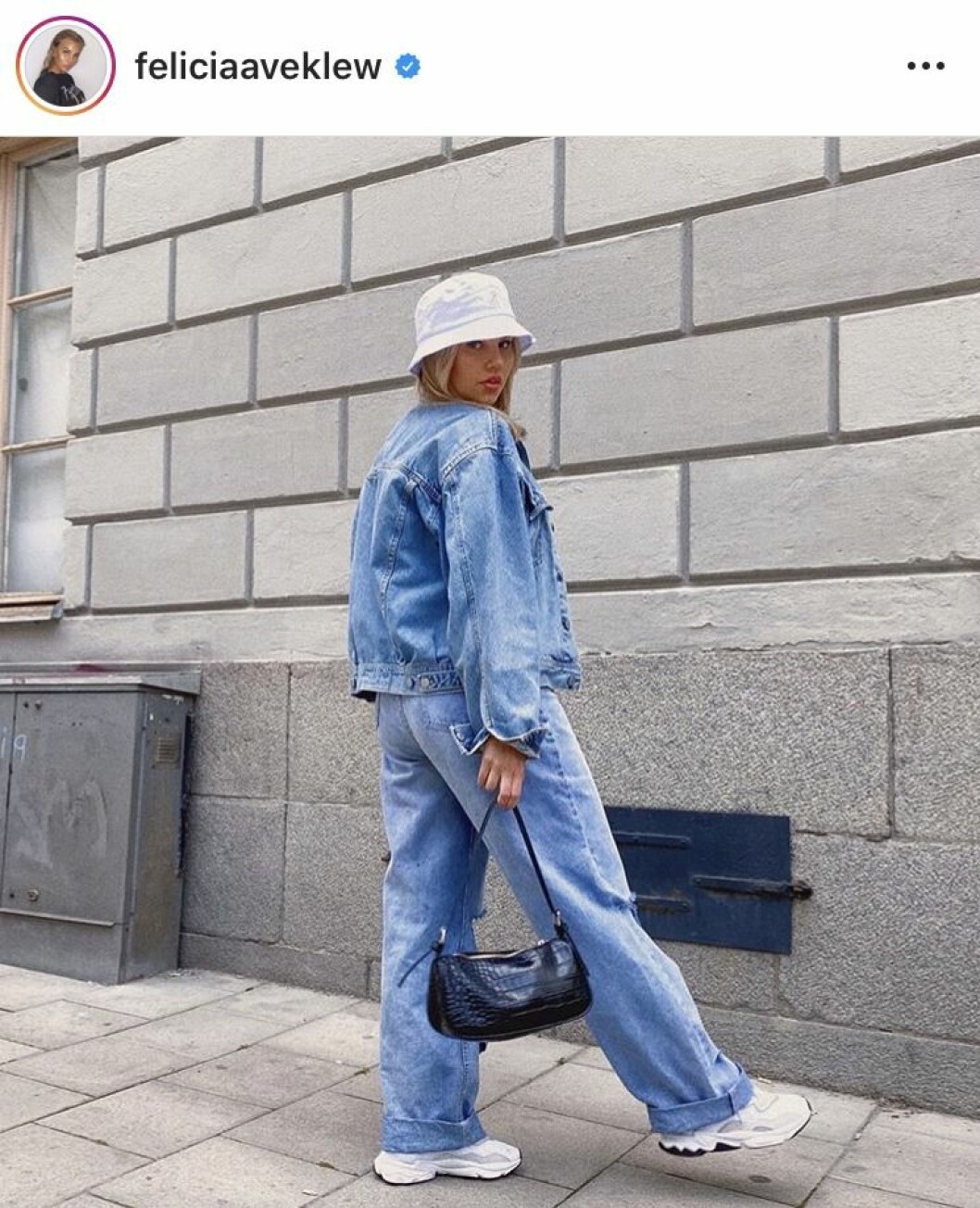Felicia är så snygg i sin denim-look! Felicia Aveklew i helkroppsbild iklädd jeansjacka och jeans