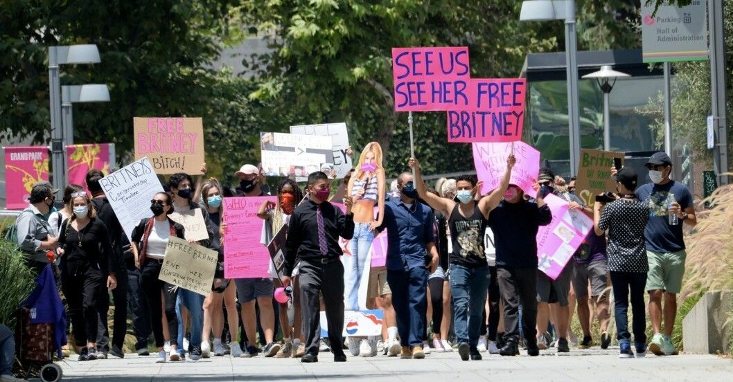 Britney Spears fans under en demonstration i Los Angeles i juli 2020.
