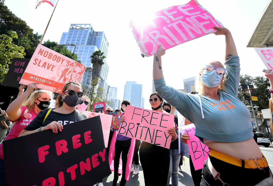 Britneys fans har demonstrerat i hopp om att få se förmyndarskapets slut. fans demonstrerar med free britney
