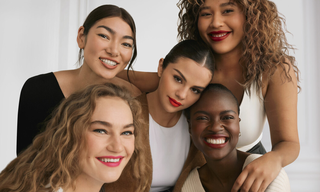 Selena Gomez och modeller med Rare beauty