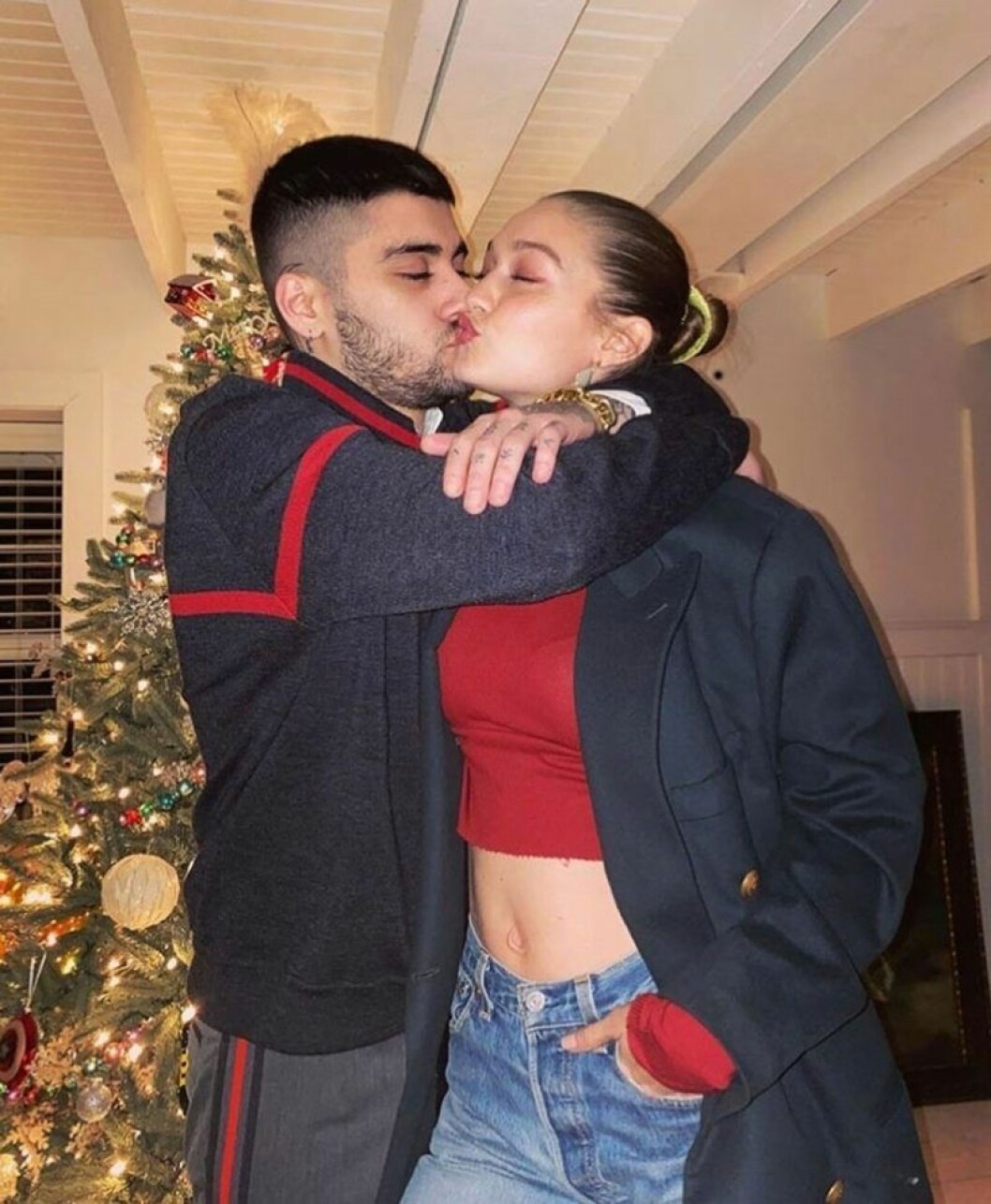 Efter många om och men hittade Gigi och Zayn äntligen tillbaka till varandra. Zayn Malik och Gigi Hadid pussas
