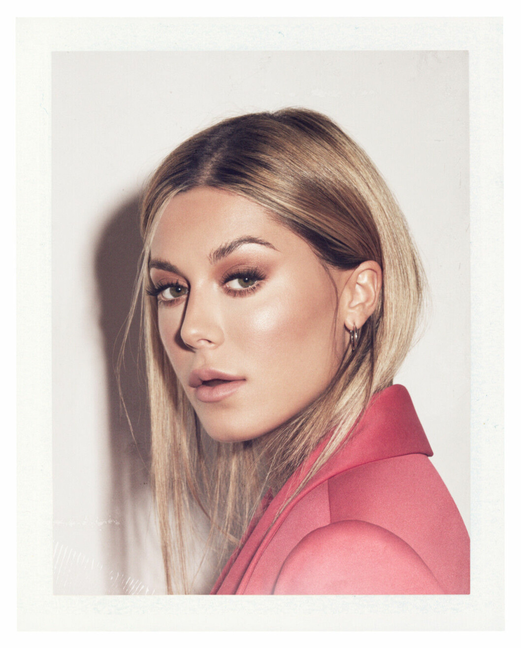 Bianca Ingrosso frontar festkollektion för Gina tricot – rosa kavaj