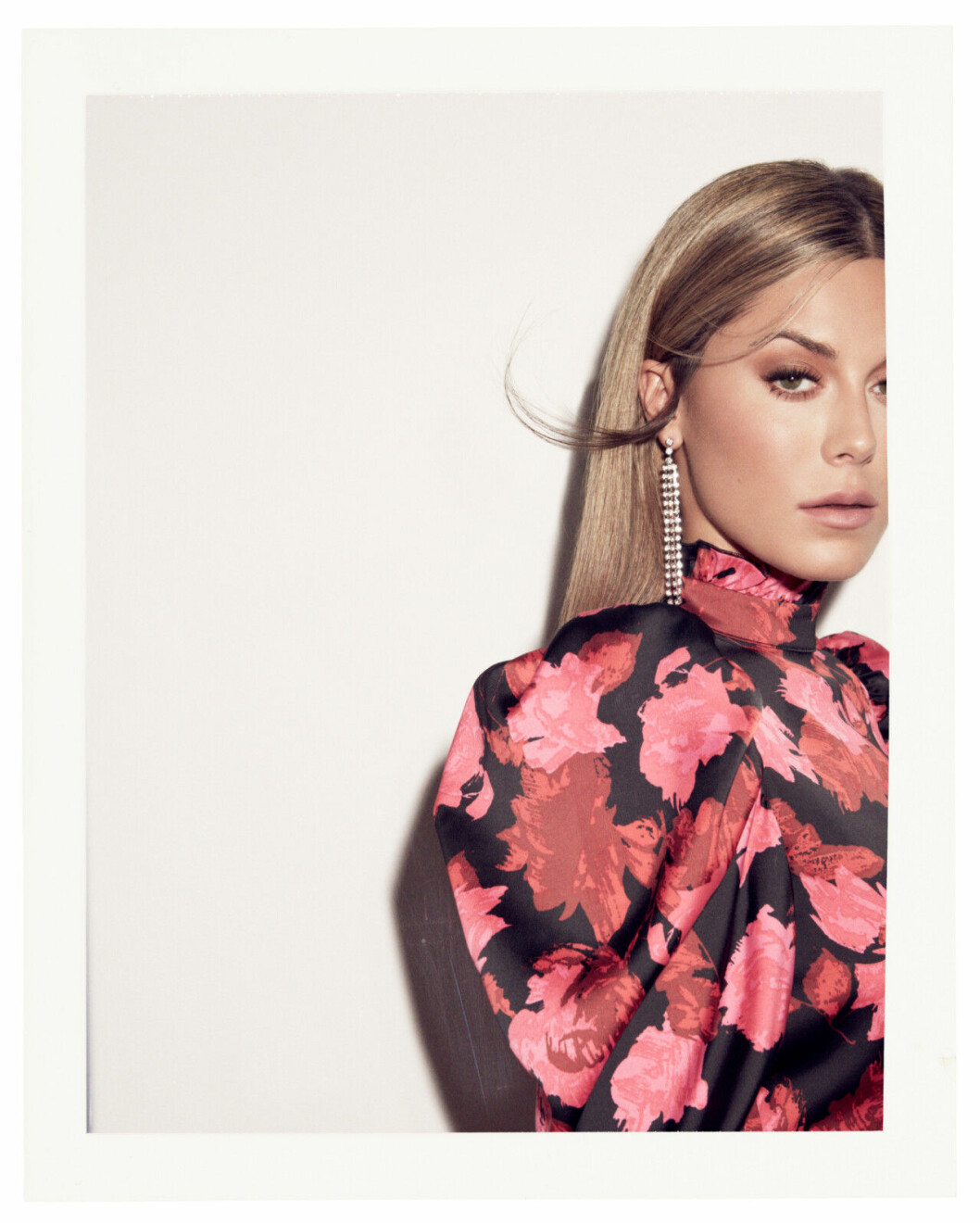 Bianca Ingrosso frontar festkollektion för Gina tricot – rosa klänning