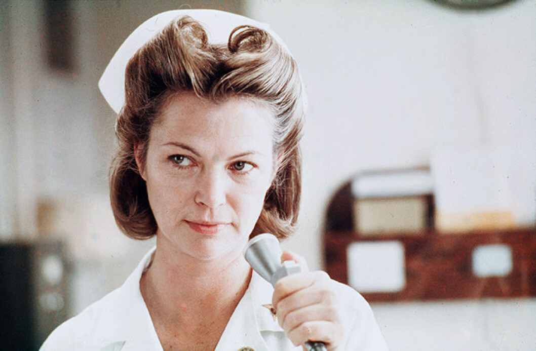 Louise Fletcher spelar Nurse Ratched i <em>Gökboet</em>. En bild från filmen Gökboet.