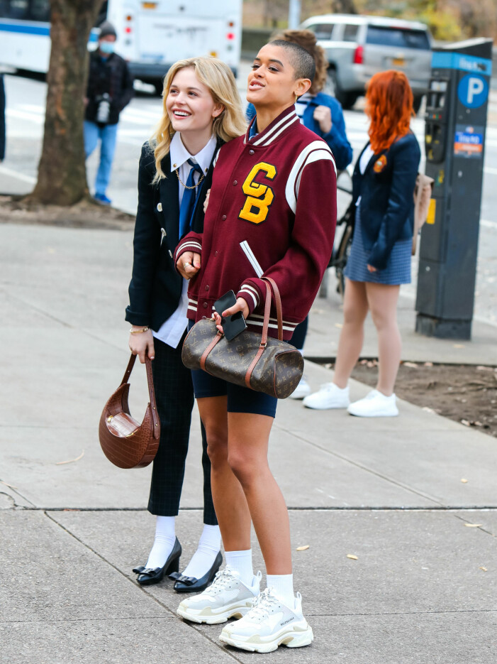 Emily Alyn Lind och Jordan Alexander i nya <span class=" italic" data-lab-italic_desktop="italic">Gossip Girl</span>.