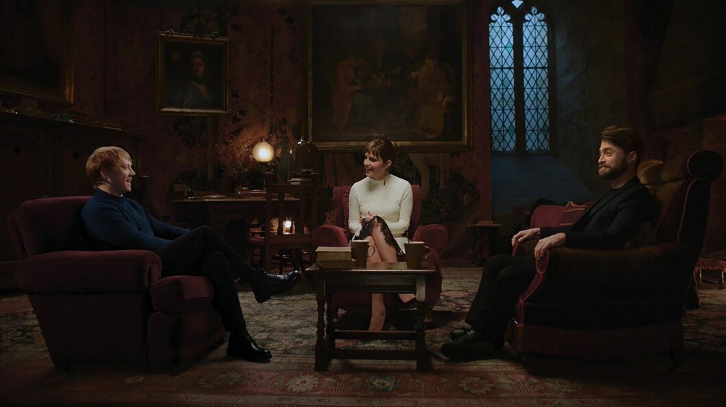Rupert Grint, Emma Watson och Daniel Radcliffe har satt sig i en välkänd miljö. klipp ur återföreningen