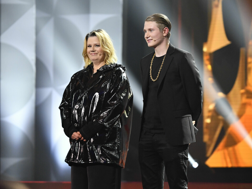 Einárs mamma Lena Nilsson gjorde honom sällskap till Grammisgalan 2020. einar och mamma lena nilsson