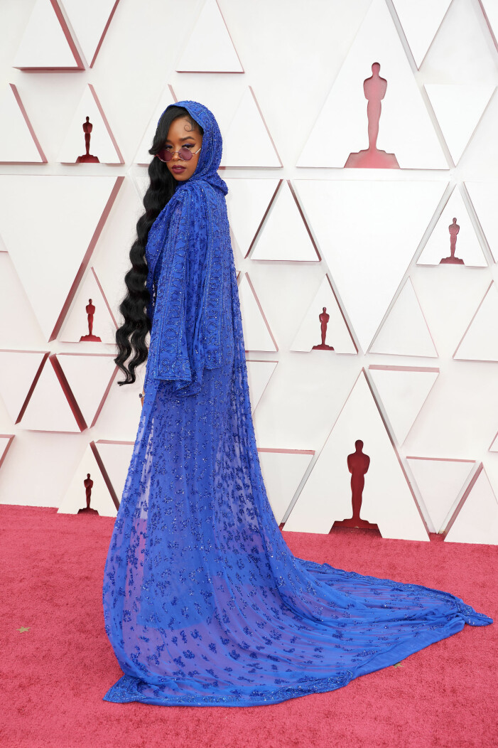 H.E.R. på röda mattan på Oscarsgalan 2021