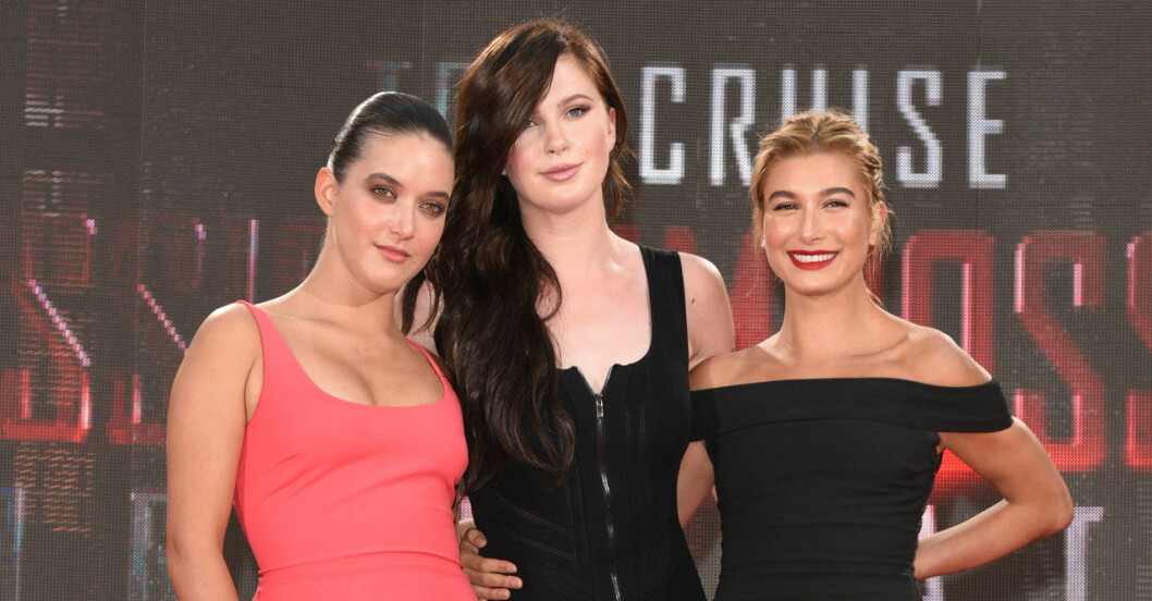 Alaia Baldwin och Ireland Baldwin ryktas vara Haileys brudtärnor under bröllopet. Alaia Baldwin och Ireland Baldwin ryktas vara Haileys brudtärnor under bröllopet.