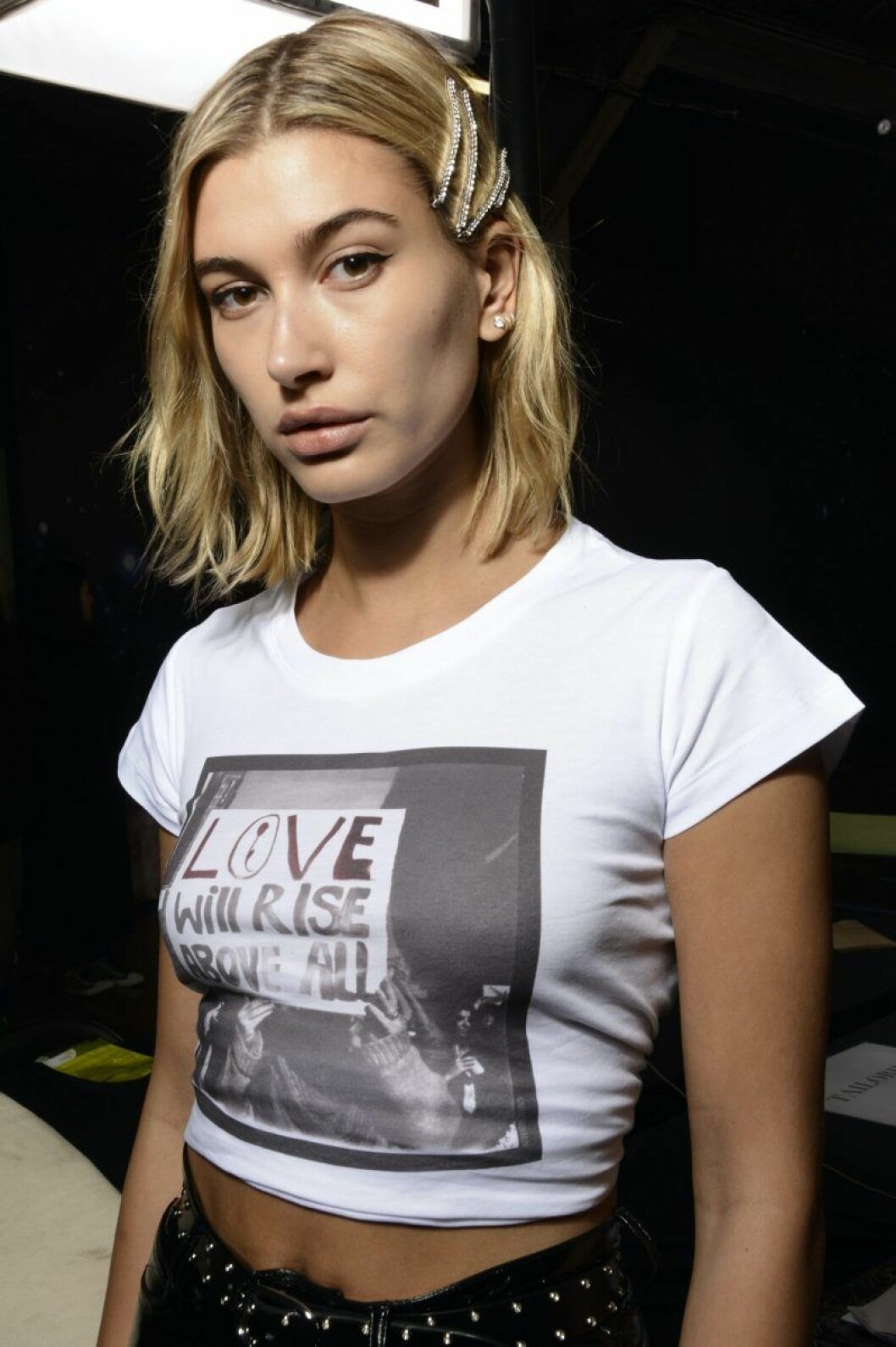 Hailey Bieber med hårspänne