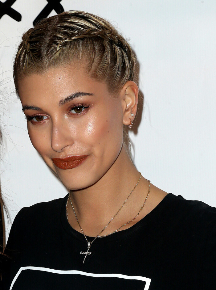 Hailey Bieber i flätor