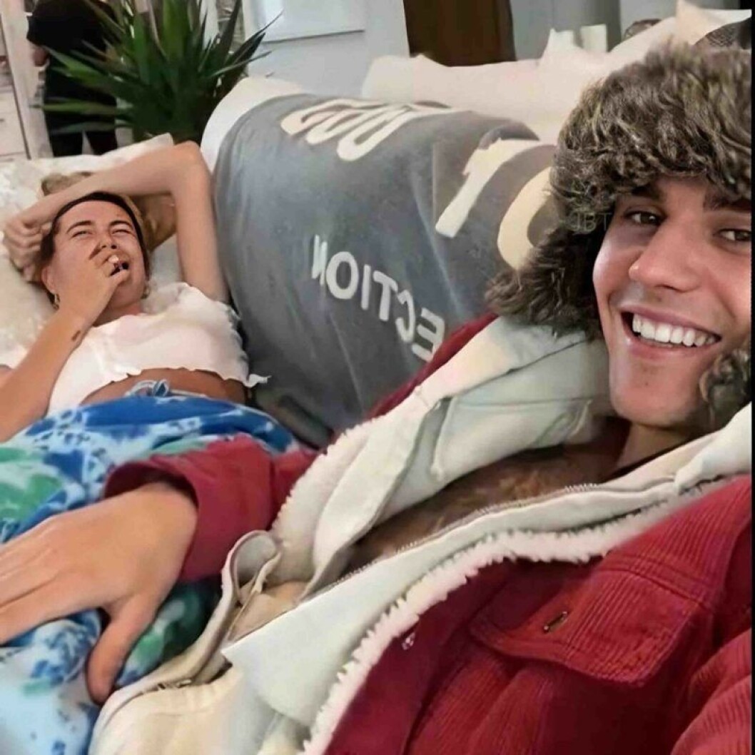 Hailey Bieber och Justin Bieber myser i soffan hemma i huset i Kanada. Hailey Bieber och Justin Bieber ligger i soffan