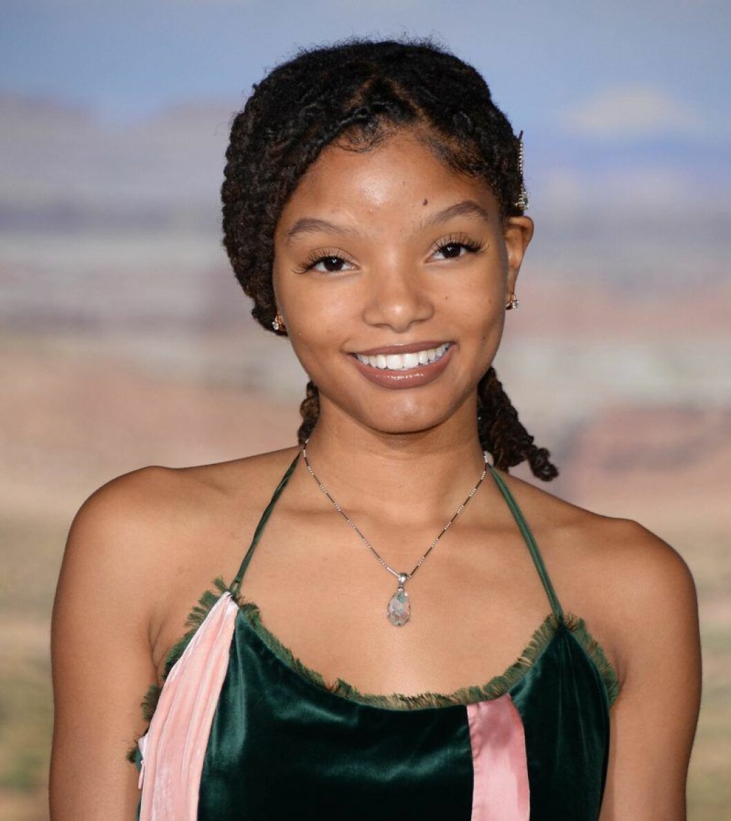 Halle Bailey ska göra rollen som Ariel i Den lilla sjöjungfrun. Halle Bailey ler