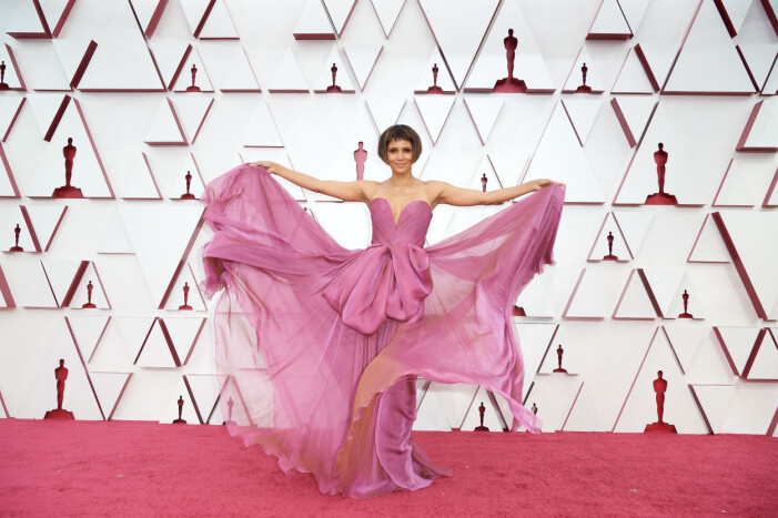 Halle Berry på röda mattan på Oscarsgalan 2021