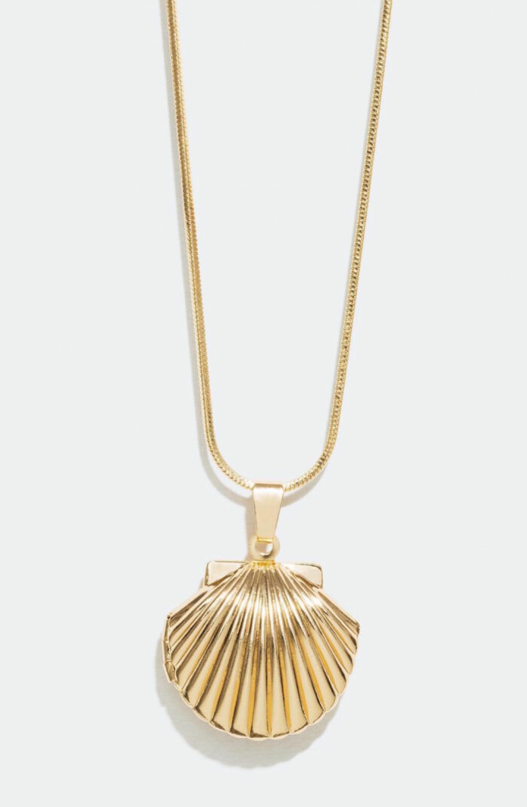 Guldfärgat halsband med snäckor