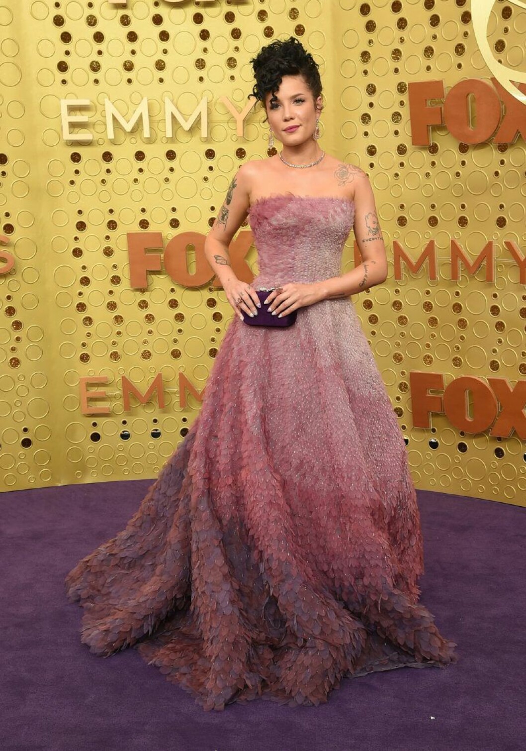 Halsey. Halsey på röda mattan på Emmy Awards 2019