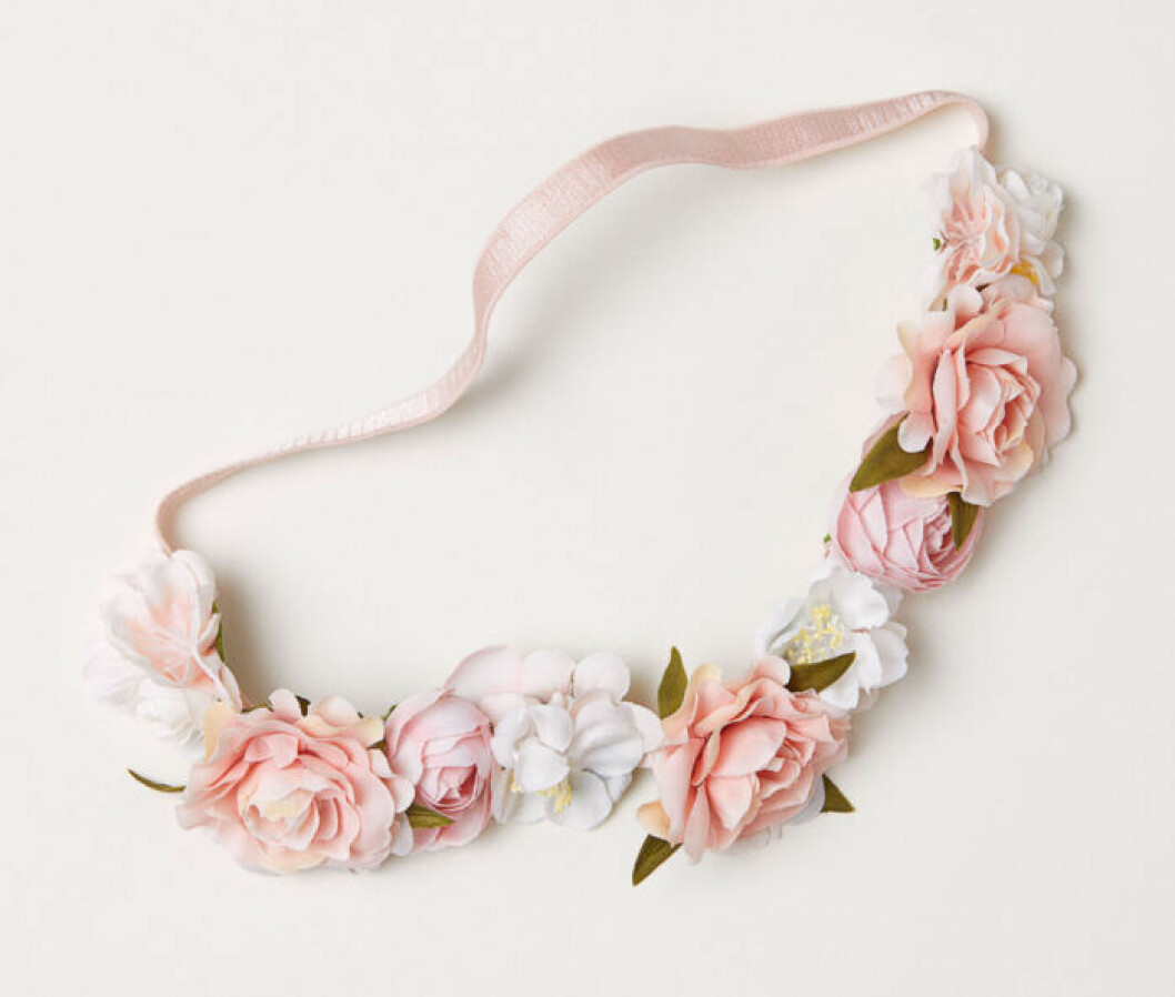 Blomkrans med vita och rosa blommor till midsommar 2019
