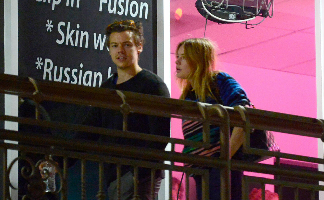 Harry Styles och Camille Rowe lämnar en resturang tillsammans i Hollywood.